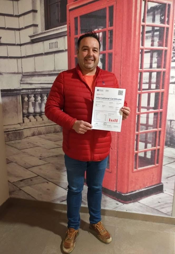 Alumno de Ateneo mostrando su certificado Aptis