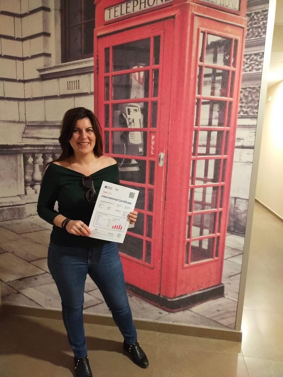 Alumna de Ateneo mostrando su certificado Aptis