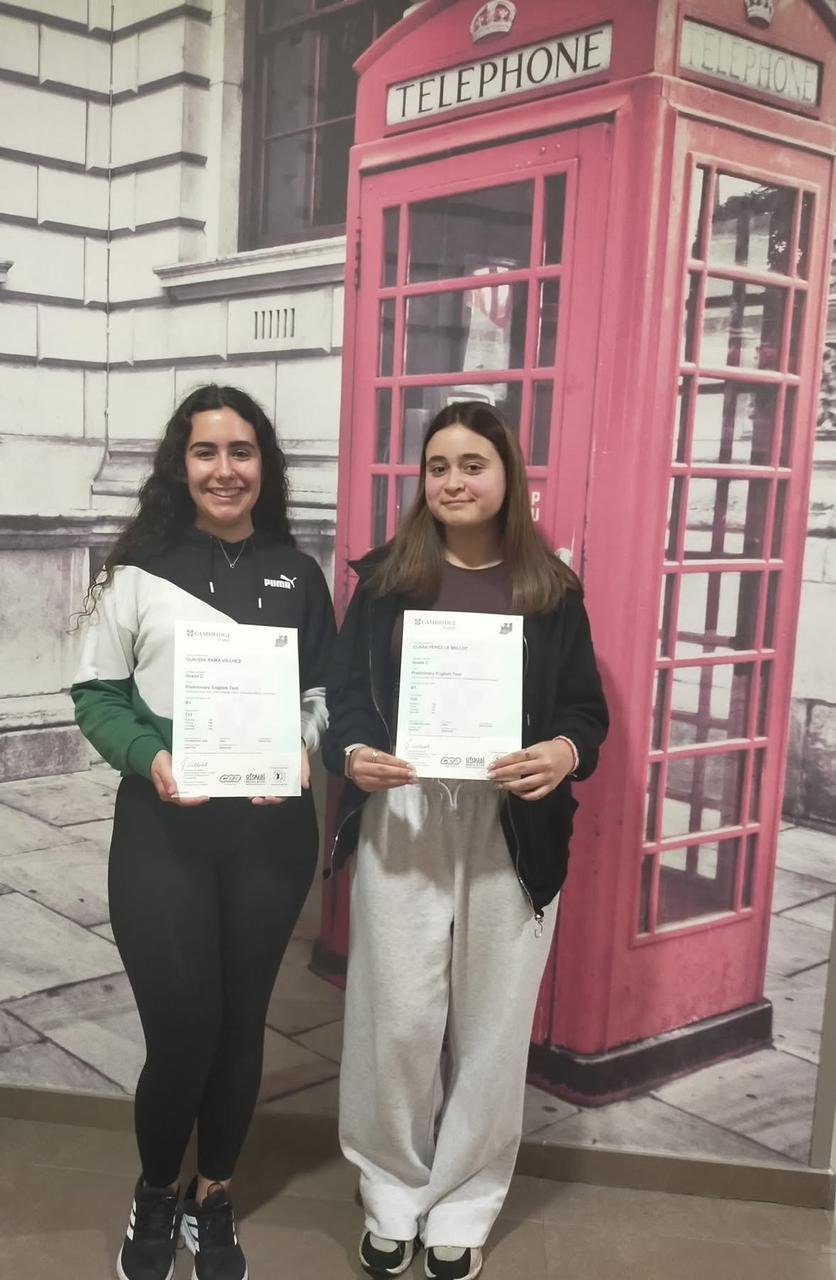 Alumnas de Ateneo mostrando sus certificados Cambridge